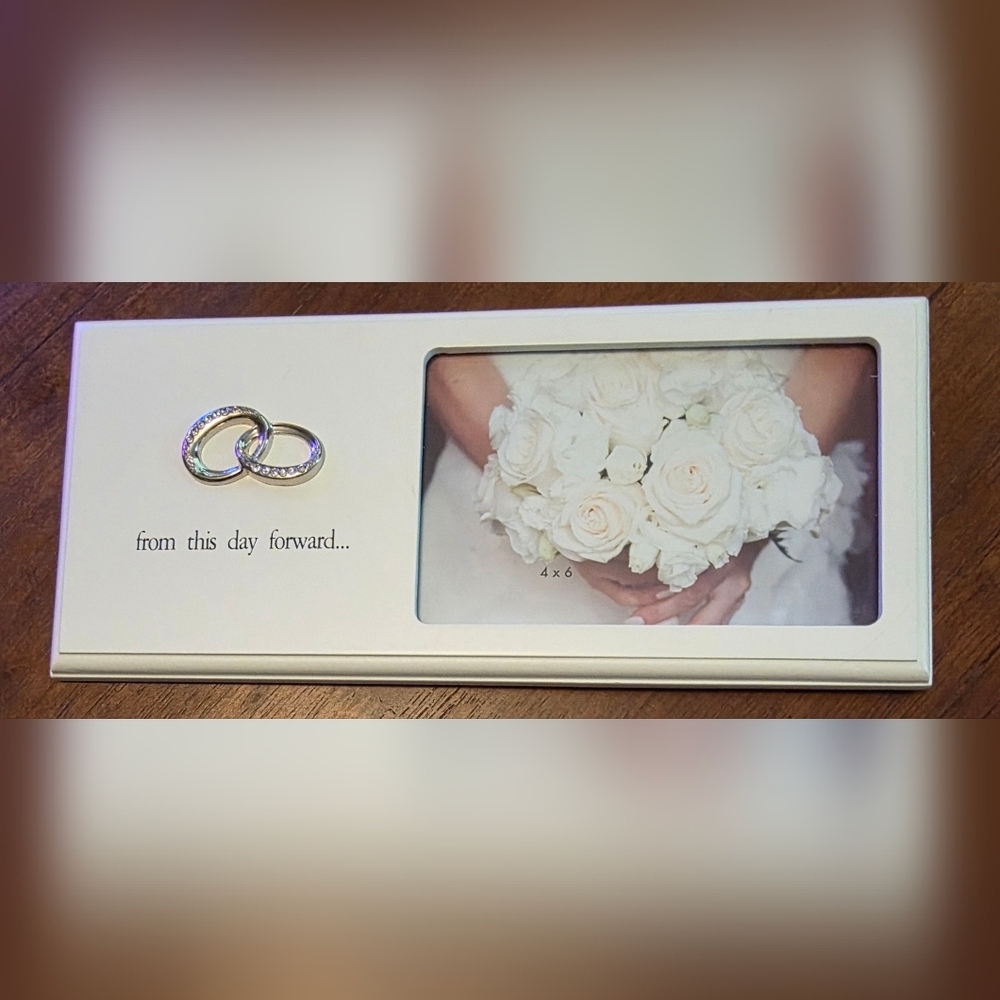 π£ Elegant White 4x6 Photo Frame Featuring π°ππ€΅ Joined π Wedding Bands ππ